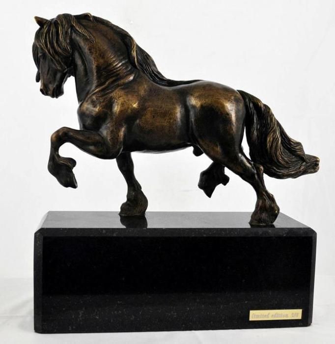 Cheval frison I - statuette de cheval exclusive design intérieur luxueux édition unique de figurines Art-Dog