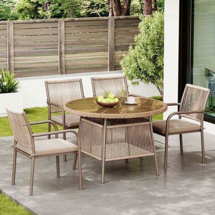 Salon de jardin exterieu moderne en rotin pour quatre personnes avec une table ronde en verre et fauteuils structure en