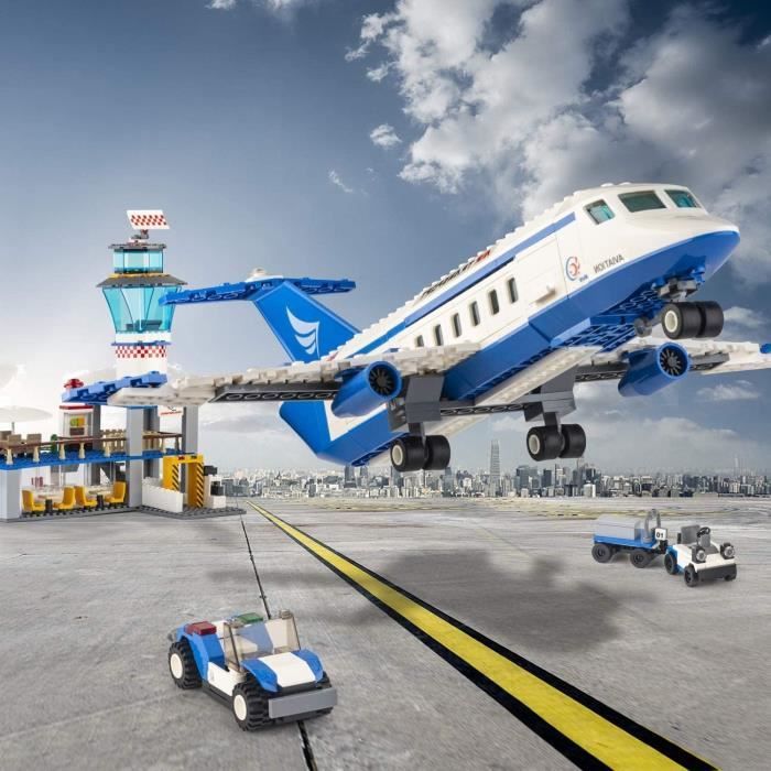 Construction d'une piste d'atterrissage pour avion. Jeux avec voitures pour  enfants. 