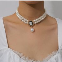 Collier Femme Ras de Cou en Perles avec Pendentif Dame aux Camélias • Bijou de Mode • Cadeau pour Elle • Cadeau de Noel