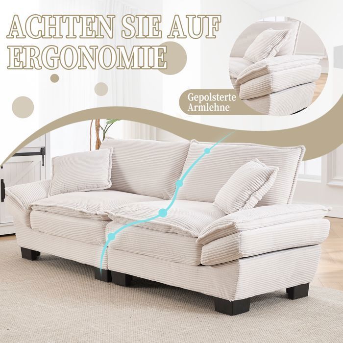 Un canapé-lit double moderne et simple avec une couette qui suffit dun oreiller est douillet mais spacieux et spacieux dans le s