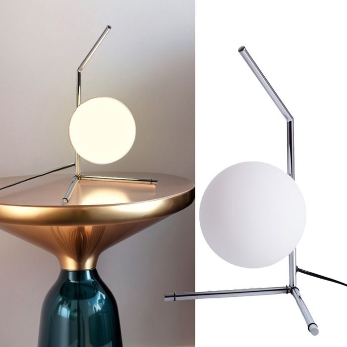 Lampe de table design moderne avec finition chromée et boule en verre opale Ø15 cm douille E27.