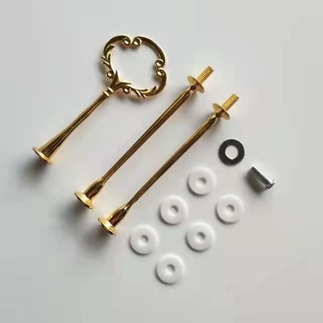 Tuto vidéo : un présentoir à gâteaux avec des assiettes