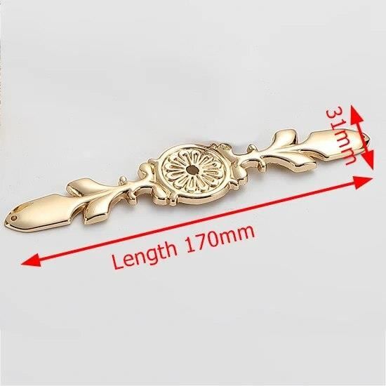 Le Cadeau Maléfique De Mitch Décoré De Nœud Papillon Noir Poli