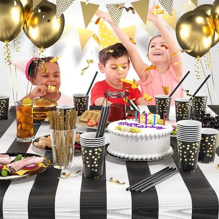 Table D'anniversaire Servie Avec La Vaisselle Jetable Photo stock - Image  du heureux, papier: 129362956