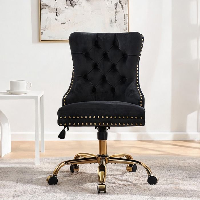 Chaise de bureau en velours noir mat assise large capitonnée base dorée réglable