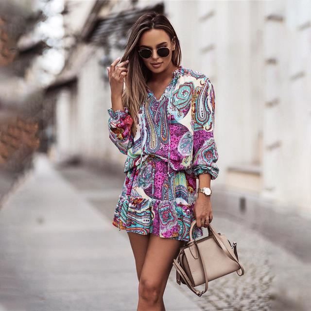 À MANCHES LONGUES ET COL EN V MINI-ROBE | Noir