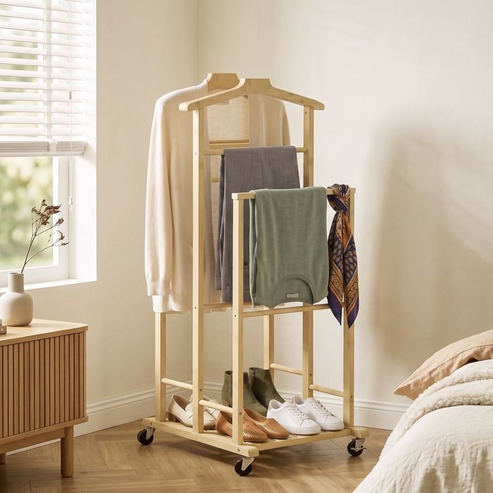 Valet de chambre à roulettes portant à vêtements en bambou cintres barres de suspension plateau et étagère chêne Valet de chambre à roulettes portant à vêtements en bambou cintres barres de suspension plateau et étagère chêne