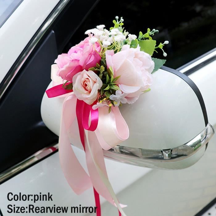 Décoration pour une voiture de mariage avec des fleurs