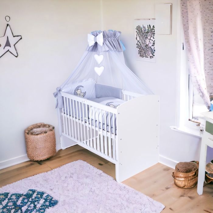 KMBaby Lit Bébé K2 Blanc 120x60 cm Avec Matelas et Parure 11 Pièces Grise Ourson - 3 Hauteurs - Pin et MDF