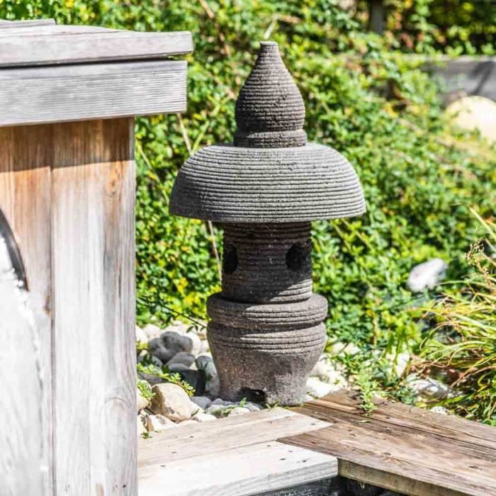 lanterne japonaise en pierre de lave wanda collection - 55 cm - pour jardin zen et extérieur