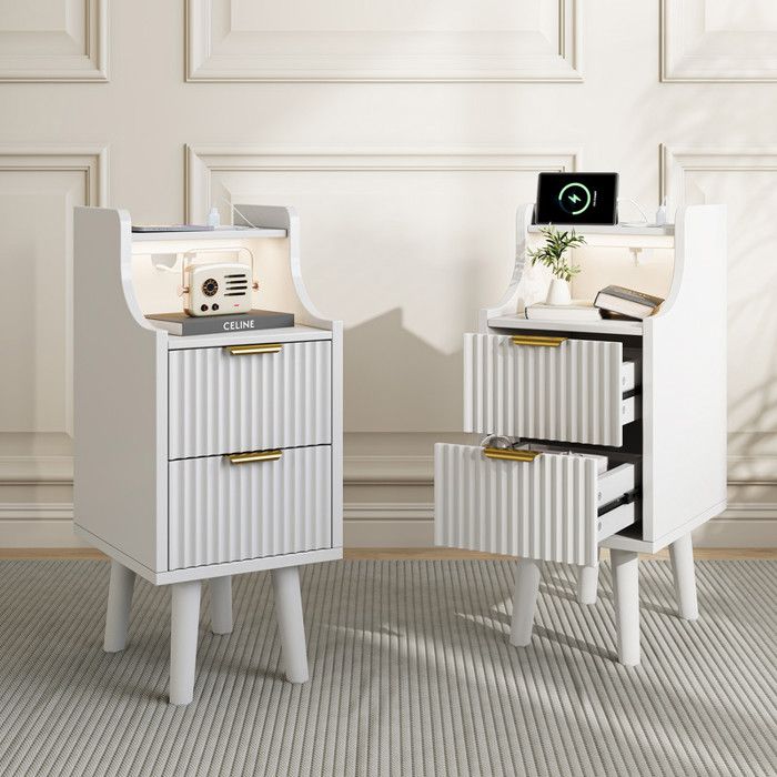 EZSSW Lot de 2 Tables de Chevet Étroites avec Station de Charge LED 3 Couleurs 2 Tiroirs Pieds Hauts Blanc Cannelé