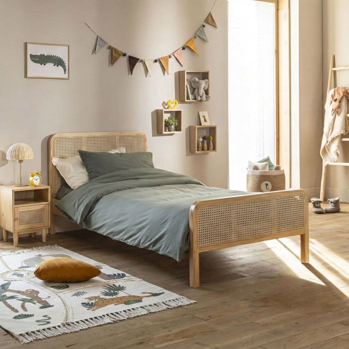 Lit en pin massif avec véritable cannage ANNA 90x190 + table de chevet cannage - Bois naturel - Terre de Nuit Lit en pin massif avec véritable cannage ANNA 90x190 + table de chevet cannage - Bois naturel - Terre de Nuit