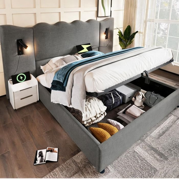 Grand lit coffre 160×200 cm en lin gris avec lampes pivotantes et recharge USB-C tête de lit ondulée