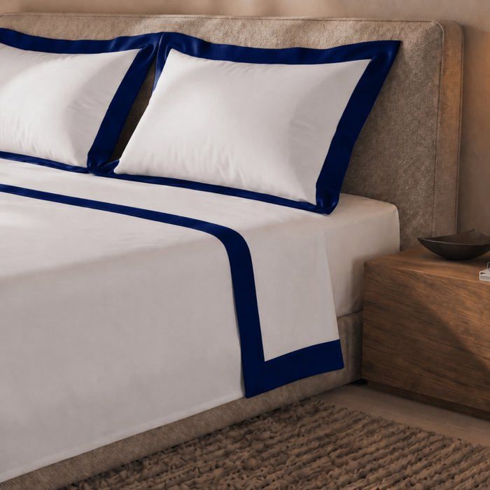 Parure de lit 1 personne - THE WHITE STONE - 90x200 (1 place) - 100% coton - Drap plat 160x295 - Volant satin bleu Parure de lit 1 personne - THE WHITE STONE - 90x200 (1 place) - 100% coton - Drap plat 160x295 - Volant satin bleu