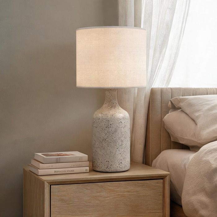 Lampe de table en céramique et lin - Base sable abat-jour blanc - Lumière douce pour chevet ou bureau