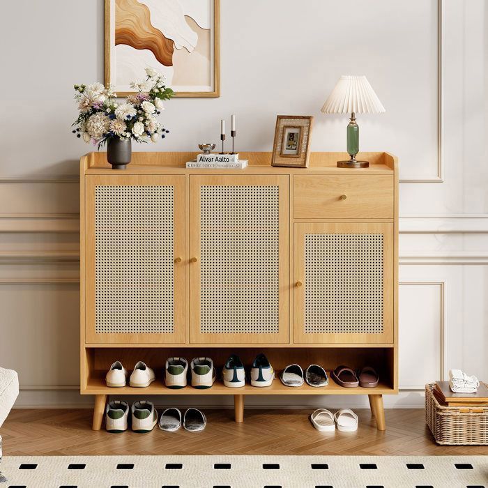 Meuble à Chaussures en Rotin Naturel avec 3 Portes et 1 Tiroir – Armoire à Chaussures avec Étagères et Pieds en Bois Massif