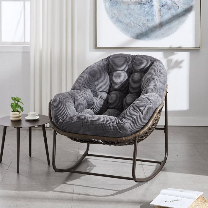 Fauteuil à bascule en rotin synthétique AESVAR avec coussin rembourré 106 x 90 x 78 cm gris