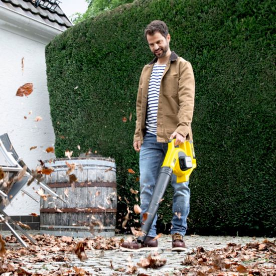 Kärcher LBL 2 Souffleur De Feuilles Sans Fil 18V - 210 Km/h, Ultra Léger 2 Kg, Tube Amovible, Buse Plate Avec Grattoir - Idéal Jardin & Terrasse