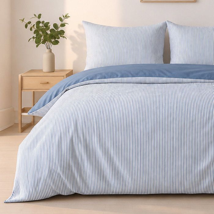 Parure MILLERAY 260x240 cm + 2 taies 63x63 – Mini-seersucker rayé bleu denim Parure MILLERAY 260x240 cm + 2 taies 63x63 – Mini-seersucker rayé bleu denim