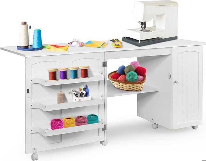 GIANTEX Table de Couture Pliante pour Machine à Coudre- Bureau avec Roulettes- 4 Étagères de Rangement- Blanc- 158 x 50 x 75 cm