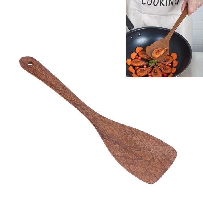 Spatules culinaires en bois pour la cuisson des aliments isolés sur