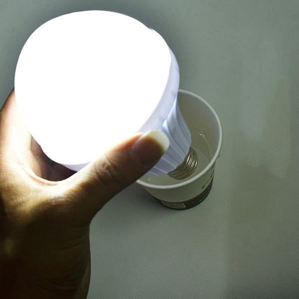 LED D'urgence Intelligent Lumière Led Ampoule Rechargeable Batterie  Éclairage Lampe intelligente Magique - Cdiscount Maison