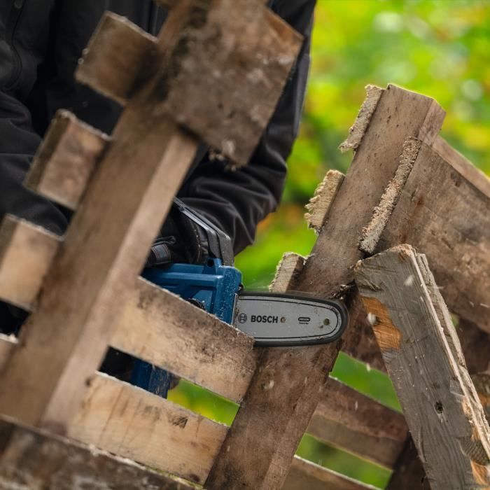 Bosch Professional 18V Tronçonneuse GKE 18V-15 (coupes DIY Jusqu'à 13 Cm, Moteur Sans Charbons, Fourreau De 15 Cm) Sans Batterie - Jardin
