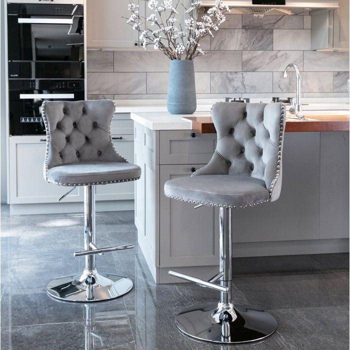 Lot de 2 tabourets de bar pivotants en velours gris hauteur réglable 63-84 cm base chromée dossier capitonné