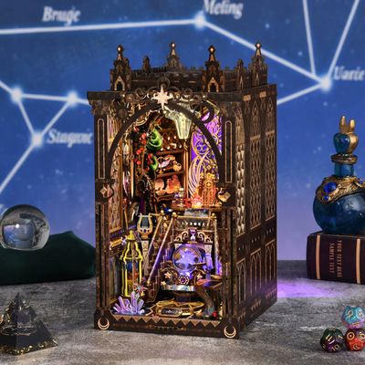 TUSEASY Kit de construction Book Nook de Noël - Miniature 3D en bois avec LED et boîte à musique - Sapin de Noël rotatif - Kit de bricolage pour adultes - Décoration