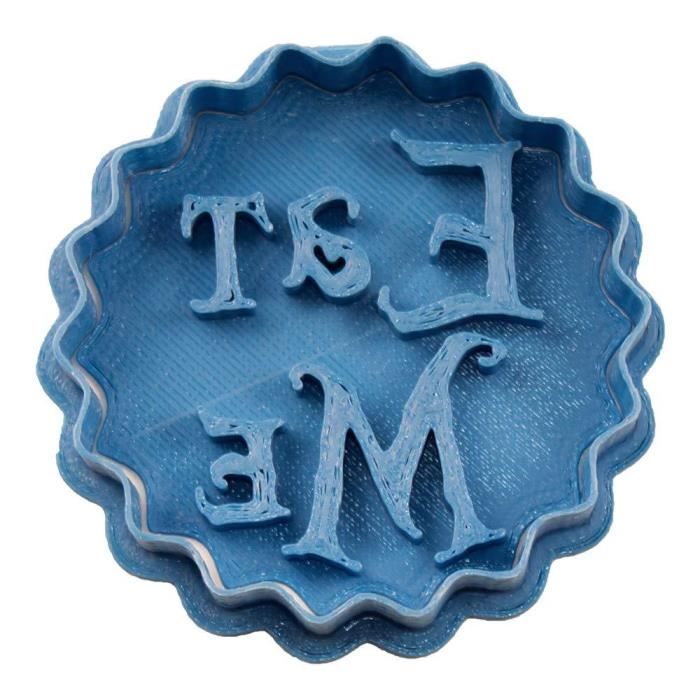 Cuticuter Eat Me Alice Dans Le Pays Des Merveilles Moule De Biscuit Bleu 8 X 7 X 1 5 Cm Cdiscount Maison