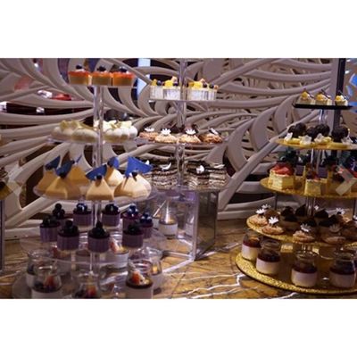 Présentoir à Gâteaux à 3 Niveaux, Présentoir à Cupcakes Rotatif, Présentoir à Dessert Carré En Métal Avec Pince à Dessert Pour Anniversaire, Fête, Mariage, Presentoir Buffet Evenement(Blanc
