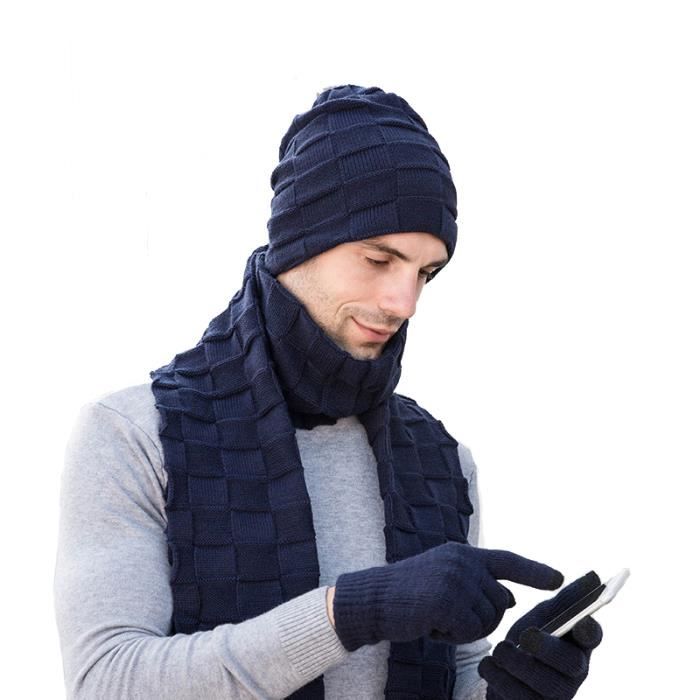 Jeune Homme En Bonnet Gris, écharpe, Gants Veste Chaude Vous Regardant Tout  En Défilant Dans Le Smartphone Le Jour De L'hiver