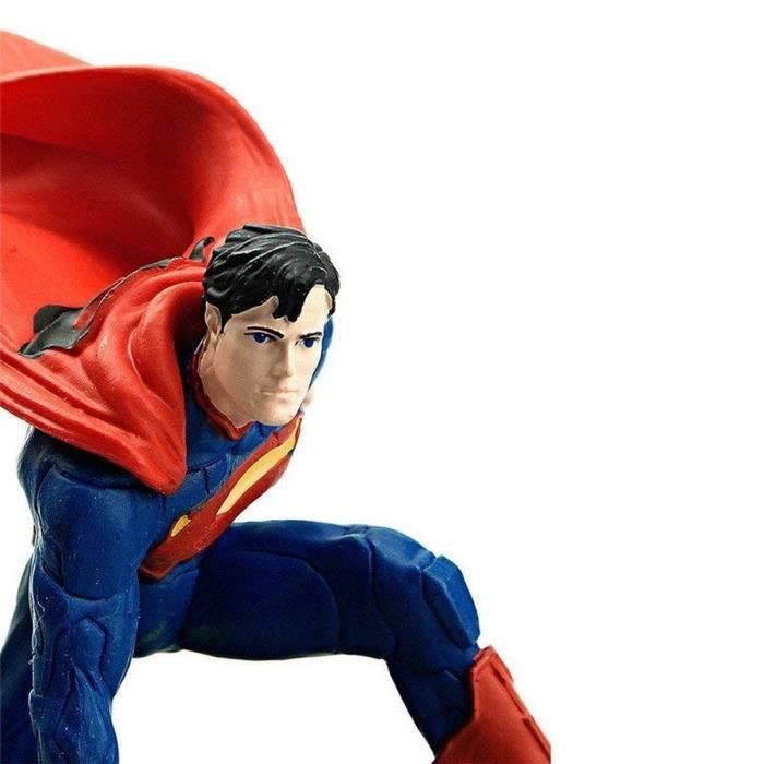Figurine super-héros : Superman à genoux