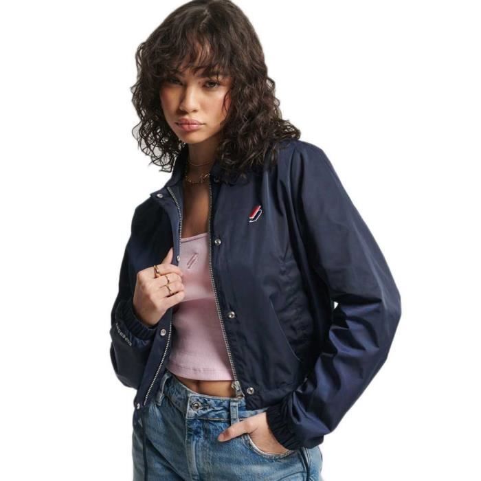 Superposez-vous avec style avec notre veste Essential Coach. La pi?�ce parfaite pour ajouter ce 