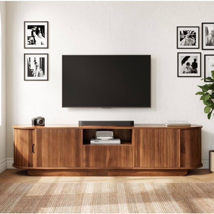 Meuble TV bas 180 cm noyer façade ondulée 3D portes coulissantes tiroir et niche ouverte