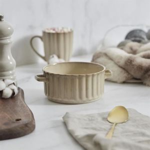 Mini soupière décor tête de lion. Elle est en porcelaine blanche Mini soupière décor tête de lion. Elle est en porcelaine blanche