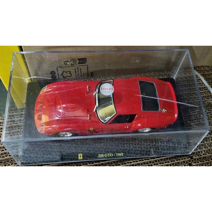 Véhicules miniatures CMC Ferrari
