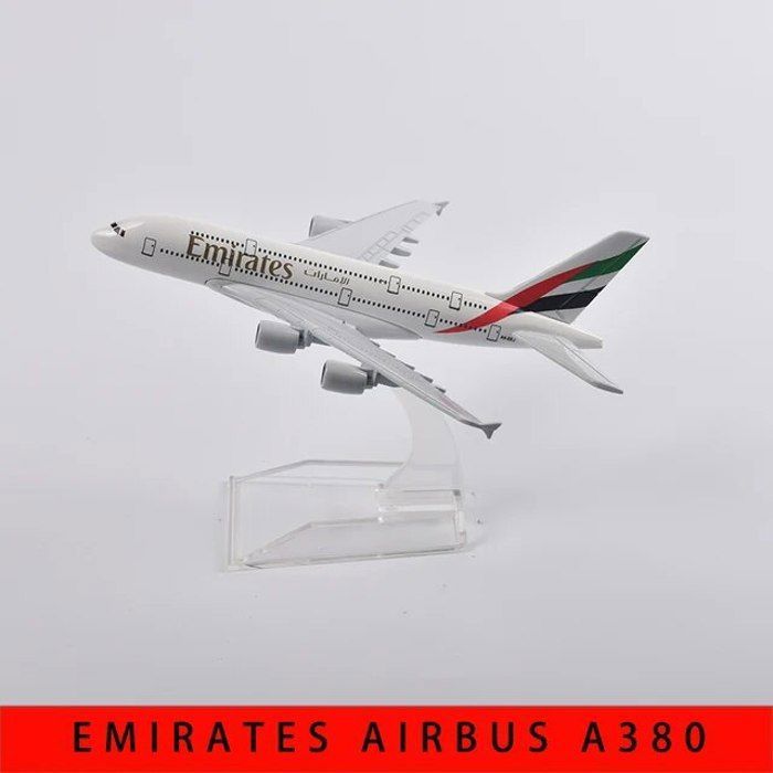 Maquette avion B737-700 en métal chromé avec socle - métal 1/400e
