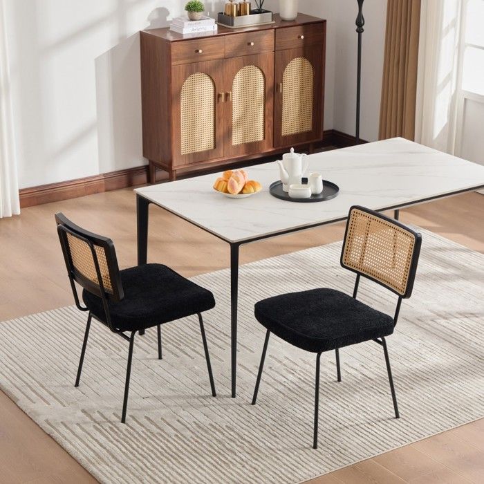 Lot de 2 chaises noires sans accoudoirs tissu chenille dossier aspect rotin pieds métal réglables 47x58x82cm sans table Lot de 2 chaises noires sans accoudoirs tissu chenille dossier aspect rotin pieds métal réglables 47x58x82cm sans table