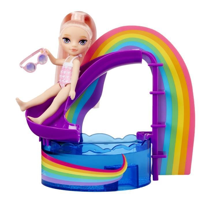 RAINBOW HIGH Littles Pool Day with Blush Coffret de Jeu Petite Poupée de 14 cm Piscine avec Toboggan Arc en Ciel Accessoires Support à Smoothie pour Les Enfants de et +
