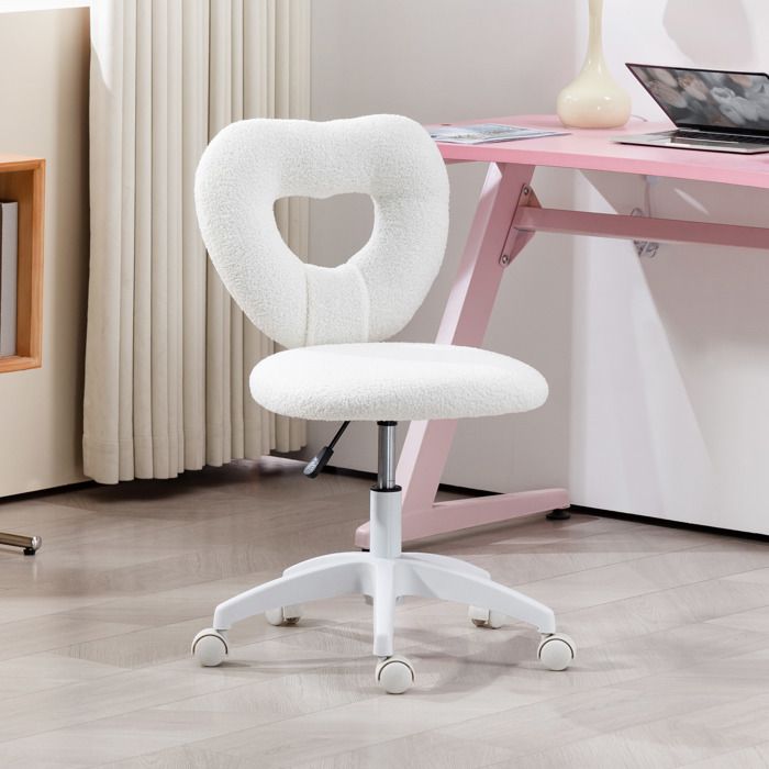 Chaise de bureau blanche rembourrée avec dossier en forme de cœur
