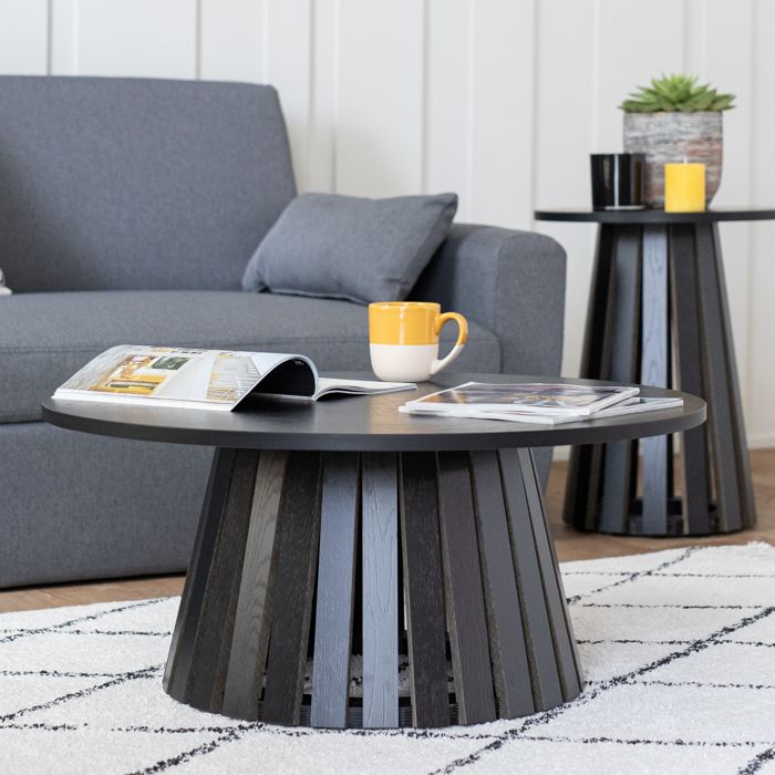 Table basse ronde avec piètement en métal noir et plateau en verre