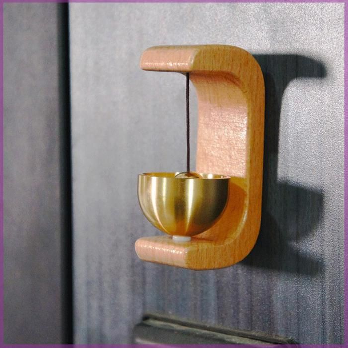 Une sonnette en laiton sur une porte verte, France Stock Photo - Alamy