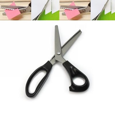 Paire de Ciseaux Cranteur spécial tissu, qualité fiskars, pour droitier ( haut de gamme) de Le Basique, 29,90 € | Atelier63silenc