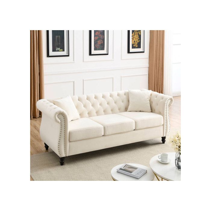 Canapé 3 places style Chesterfield en velours pieds en bois dhévéa boutons capitonnés rivets argentés et accoudoirs incurvés
