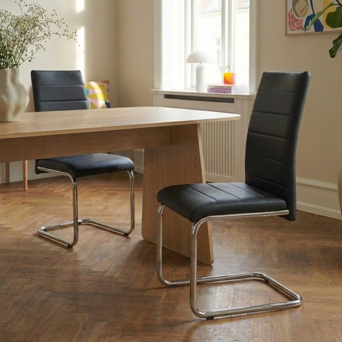 Lot de 2 chaises MARA simili noir pieds métal chromé Lot de 2 chaises MARA simili noir pieds métal chromé