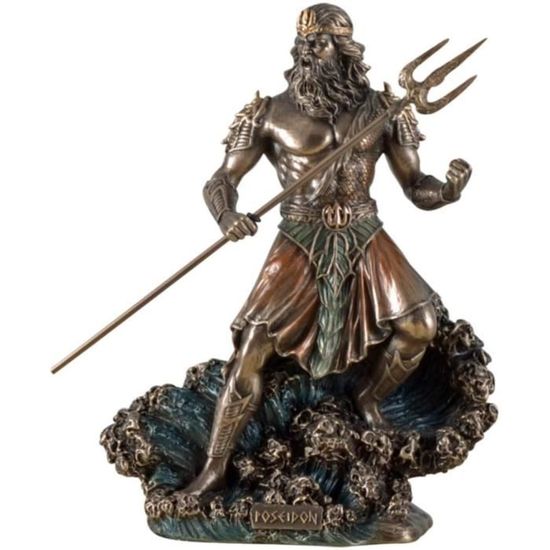 Le Neptune, Statue En Bronze Du Dieu Romain De La Mer  Poséidon Dans La Mythologie Grecque Isole Sur Fond Blanc 39834193