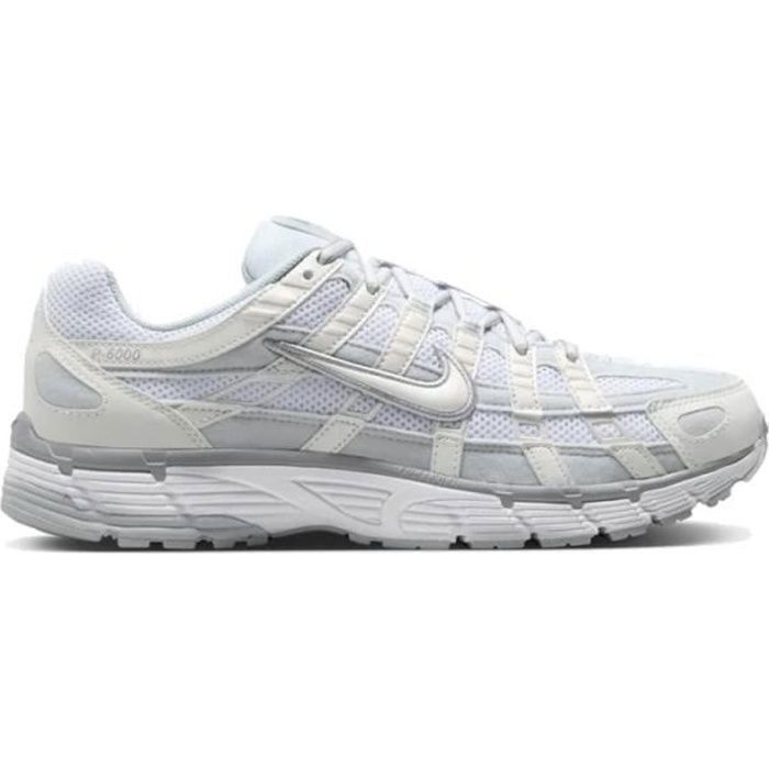 Baskets Nike P-6000 blanches et grises - Pour Femme - Tige en mesh - D?�tails en cuir et TPU 