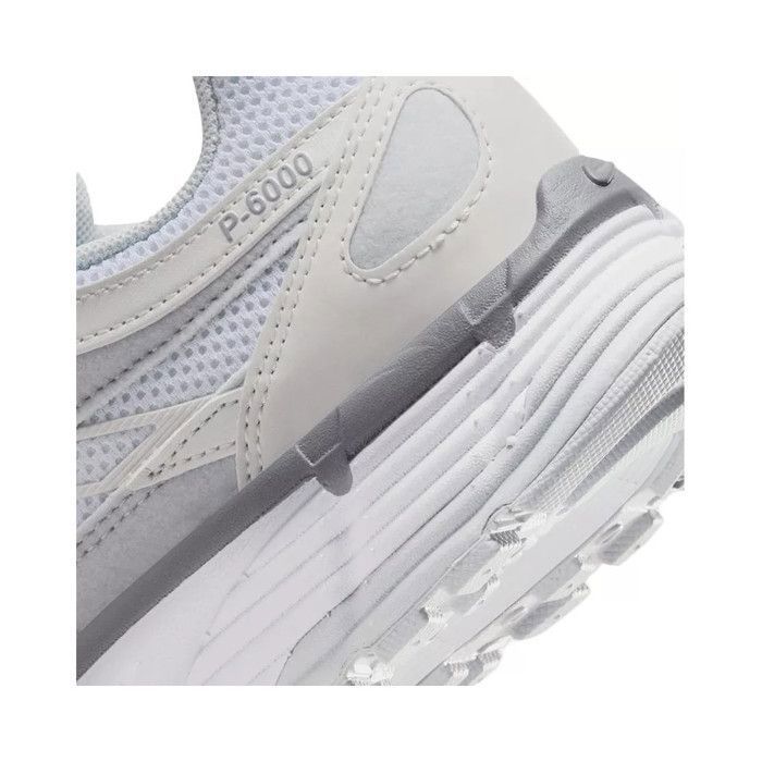 Baskets Nike P-6000 blanches et grises Pour Femme Tige en mesh